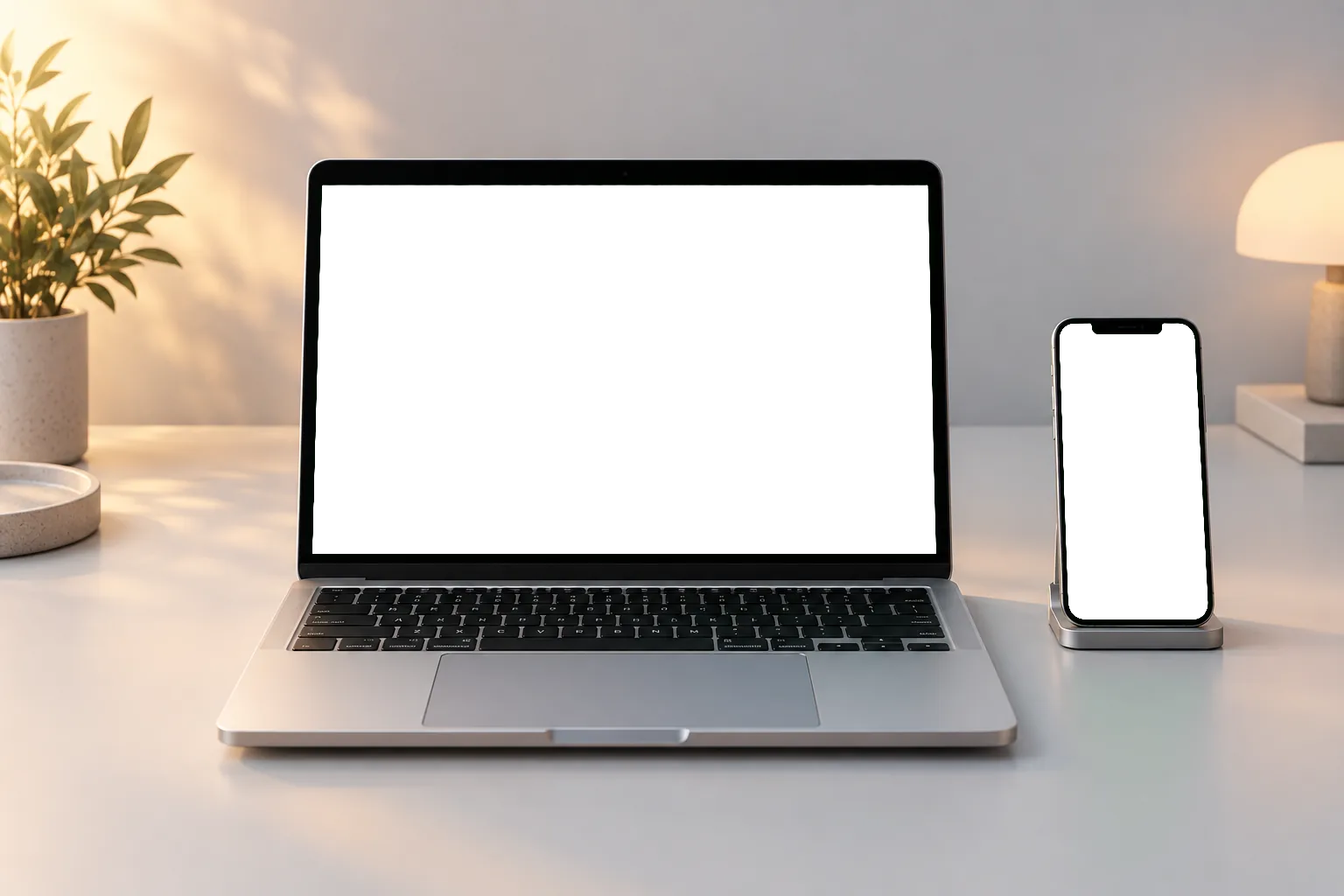 Portátil com a caixa de entrada completa da 3HASH Mail e iPhone com a lista de emails